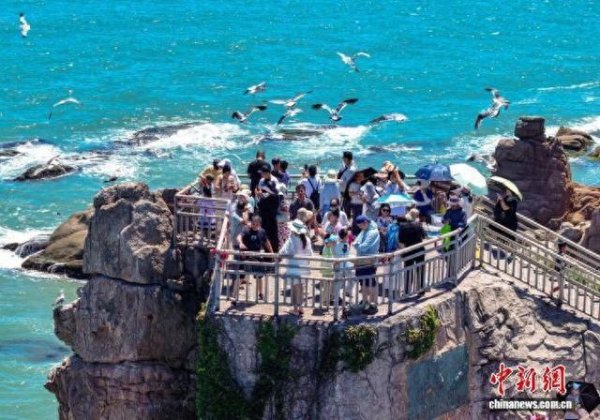 股票配资官方网站 山东海岛游夏日“出圈”！荣成海驴岛、鸡鸣岛引客来，游客尽享清凉